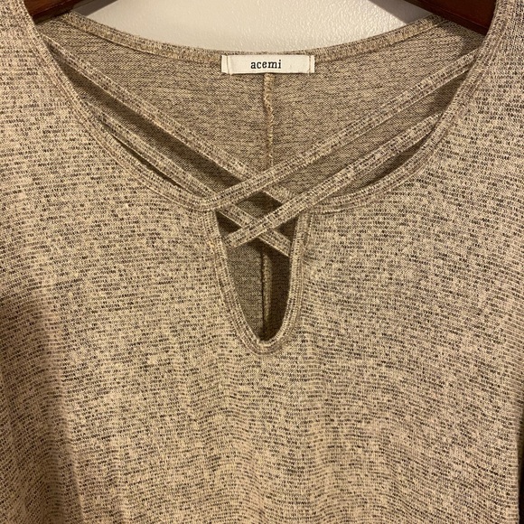 Tan sweater with crisscrossing design - Picture 3 of 3